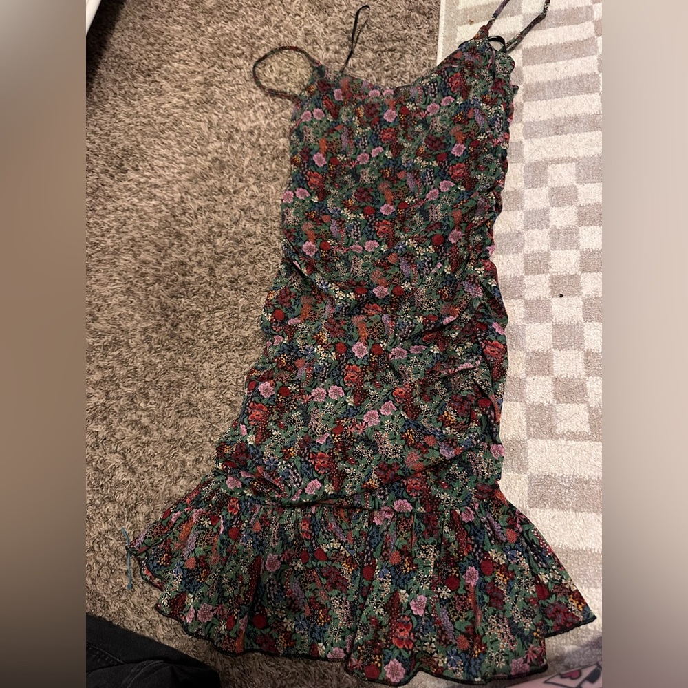 Gorgeous LULUS mermaid cut floral spaghetti strap dress with rouched design